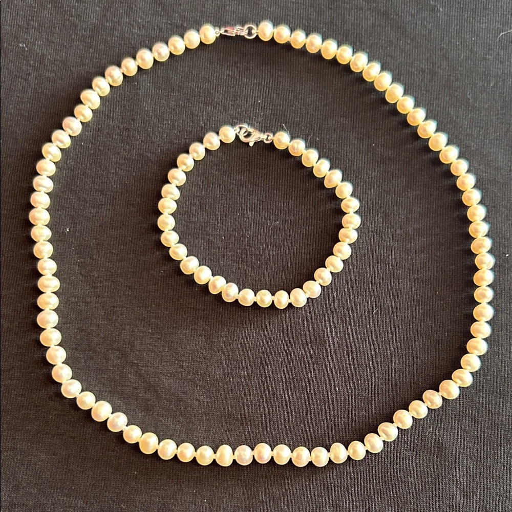 Elegant Cultured Fresh  Water Pearl Necklace and Bracelet Set
